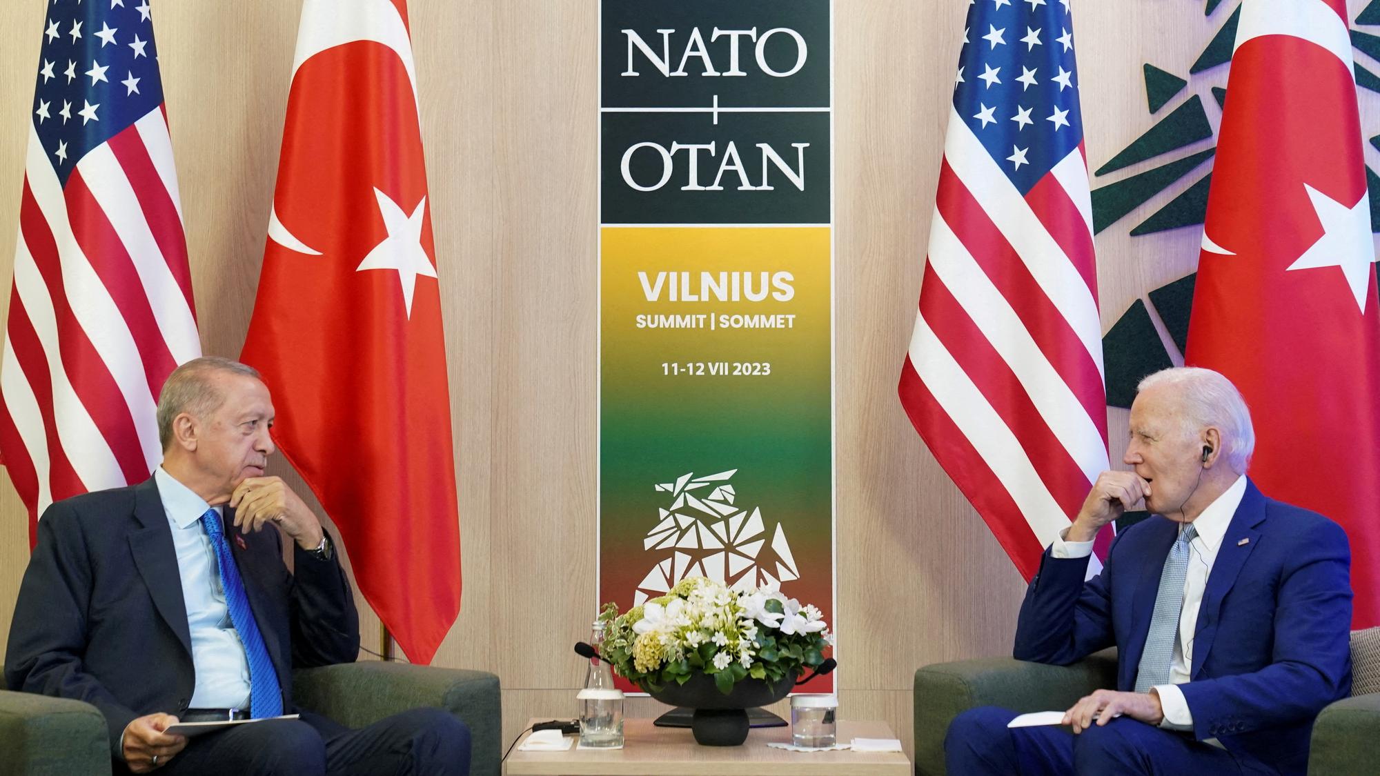 Le président américain Joe Biden a rencontré son homologue turc Recep Tayyip Erdogan le mardi 11 juillet à Vilnius. [reuters - Kevin Lamarque]
