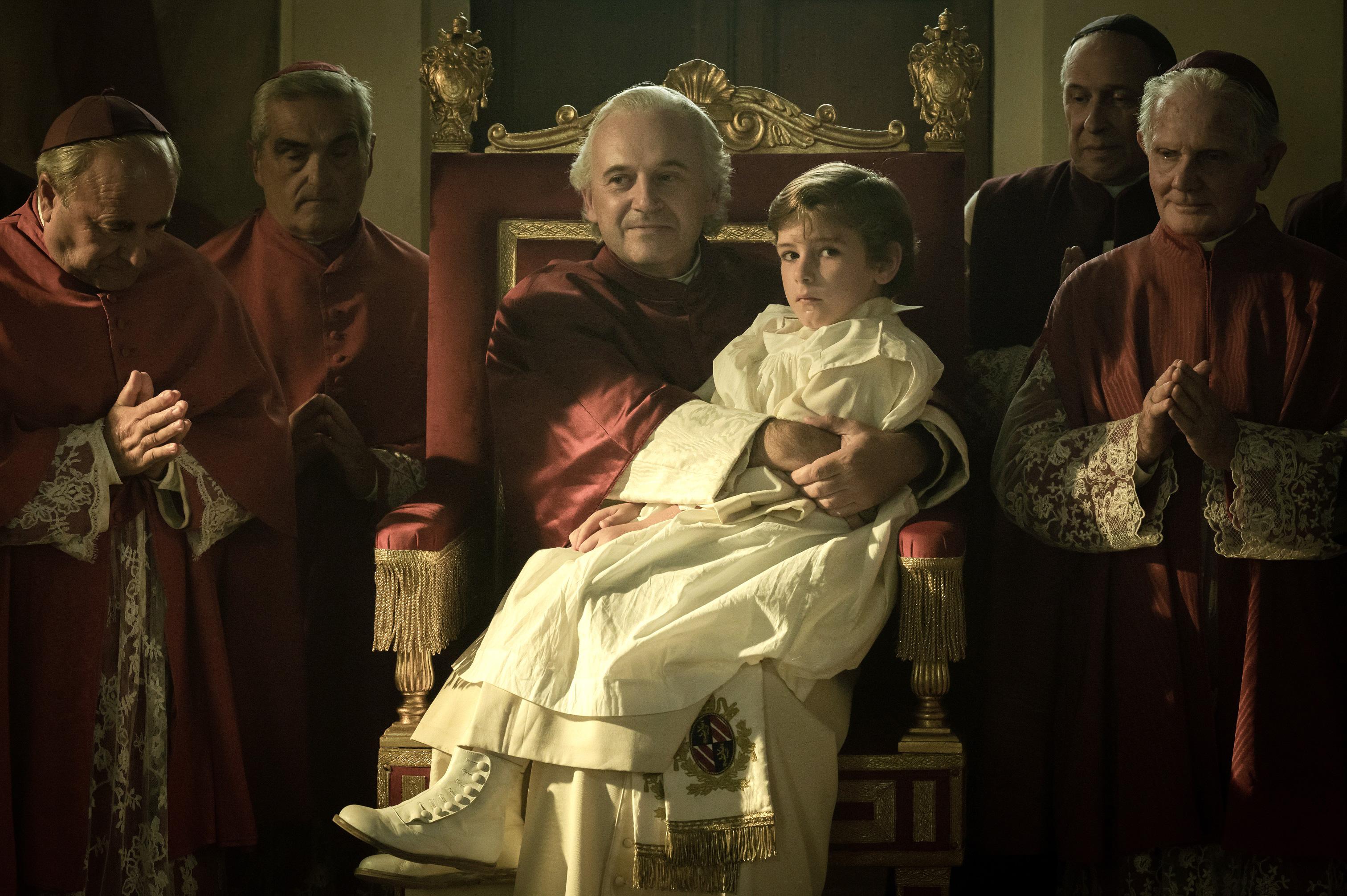 Une scène du film "L'enlèvement" de Marco Bellocchio avec les acteurs Paolo Pierobon (Pape Pie IX) et Enea Sala. [Ad Vitam Production]