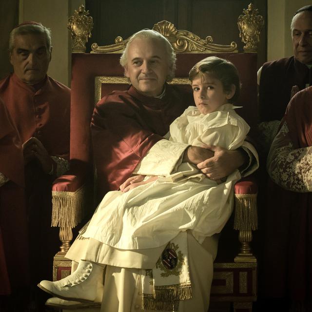 Une scène du film "L'enlèvement" de Marco Bellocchio avec les acteurs Paolo Pierobon (Pape Pie IX) et Enea Sala. [Ad Vitam Production]