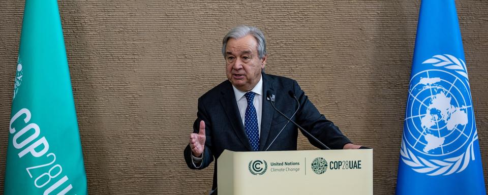 Le secrétaire général des Nations unies Antonio Guterres s'adresse aux journalistes lors de la COP28 à Dubaï, alors que la conférence entame la dernière ligne droite des négociations. [Keystone - Martin Divisek]