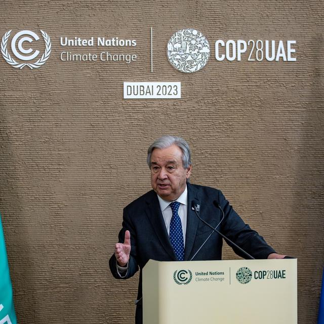Le secrétaire général des Nations unies Antonio Guterres s'adresse aux journalistes lors de la COP28 à Dubaï, alors que la conférence entame la dernière ligne droite des négociations. [Keystone - Martin Divisek]