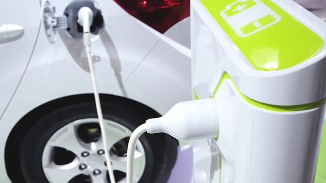 Le leasing des voitures électriques coûte en moyenne 150 francs de plus par mois que pour les véhicules à moteur thermique. [zenjung]