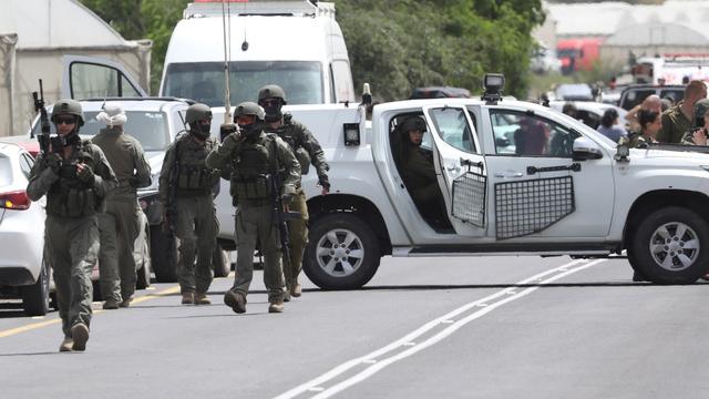 Des militaires israéliens en Cisjordanie sur les lieux de l'attentat qui a coûté la vie à deux femmes vendredi. [Keystone - Alaa Badarneh]