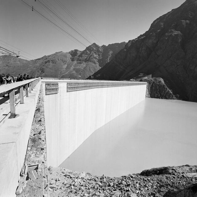 Le barrage de la Grande-Dixence, haut de 285 mètres, a été construit pendant 8 ans et a une capacité de retenue d'eau de 400 milliards de litres ou de 400 milles mètres cubes. [Keystone - Photopress-Archiv/Str]