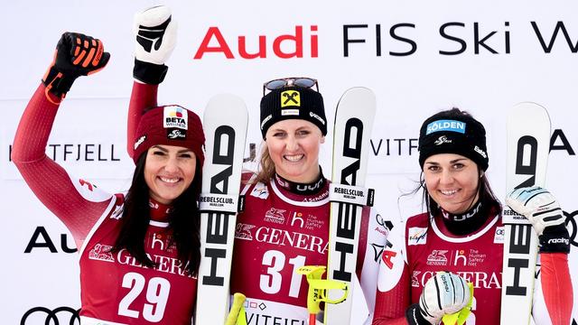 Les skieuses autrichiennes Stephanie Venier, Nina Ortlieb et Franziska Gritsch posent sur le podium de la victoire au Super G dames à Kvitfjell en Norvège. [Keystone/EPA - Geir Olsen]