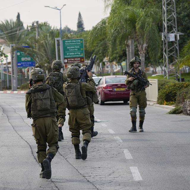 Des soldats israéliens se déploient à Sderot, Israël, le samedi 7 octobre 2023. [Keystone - AP Photo/Ohad Zwigenberg]