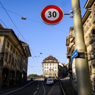 Un panneau indiquant une limitation à 30 km/h en ville de Fribourg. [Keystone - Jean-Christophe Bott]