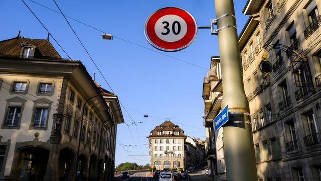 Un panneau indiquant une limitation à 30 km/h en ville de Fribourg. [Keystone - Jean-Christophe Bott]