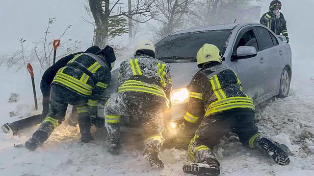 Des secouristes ukrainiens tentent d'extraire une voiture prise dans la neige dans la région d'Odessa. [Reuters - Service d'urgence ukrainien]