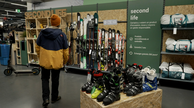 Baptisée Second Life, l'offre de Decathlon permet d'acheter des skis d’occasion reconditionnés. [RTS - Yann Dieuaide]