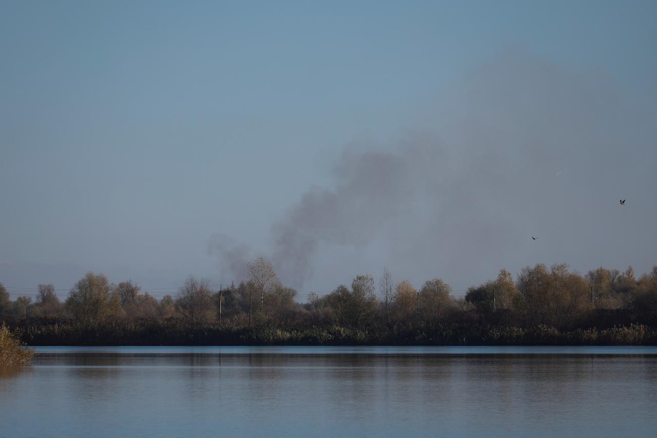 De la fumée s'élève au-dessus du Dniepr dans la région de Kherson (image d'archive). [Reuters - Valentyn Ogirenko]