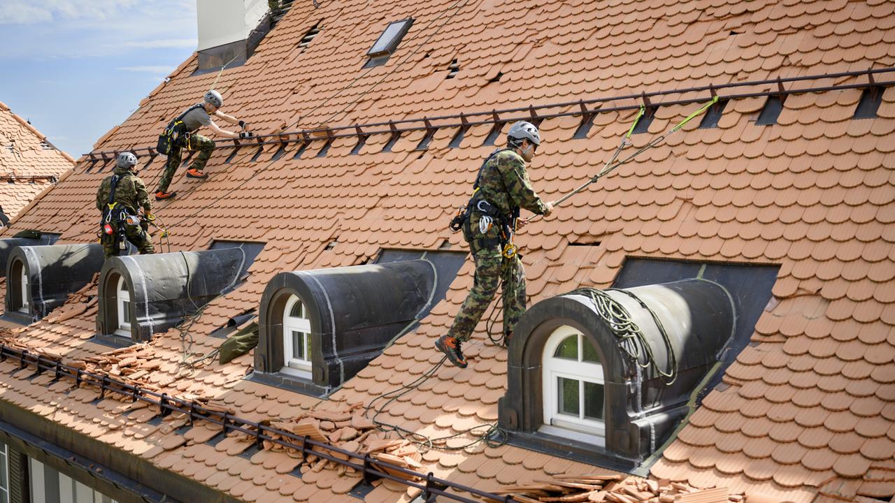 Les travaux de sécurisation des toitures sont terminés à La Chaux-de-Fonds. [Keystone - Laurent Gillieron]