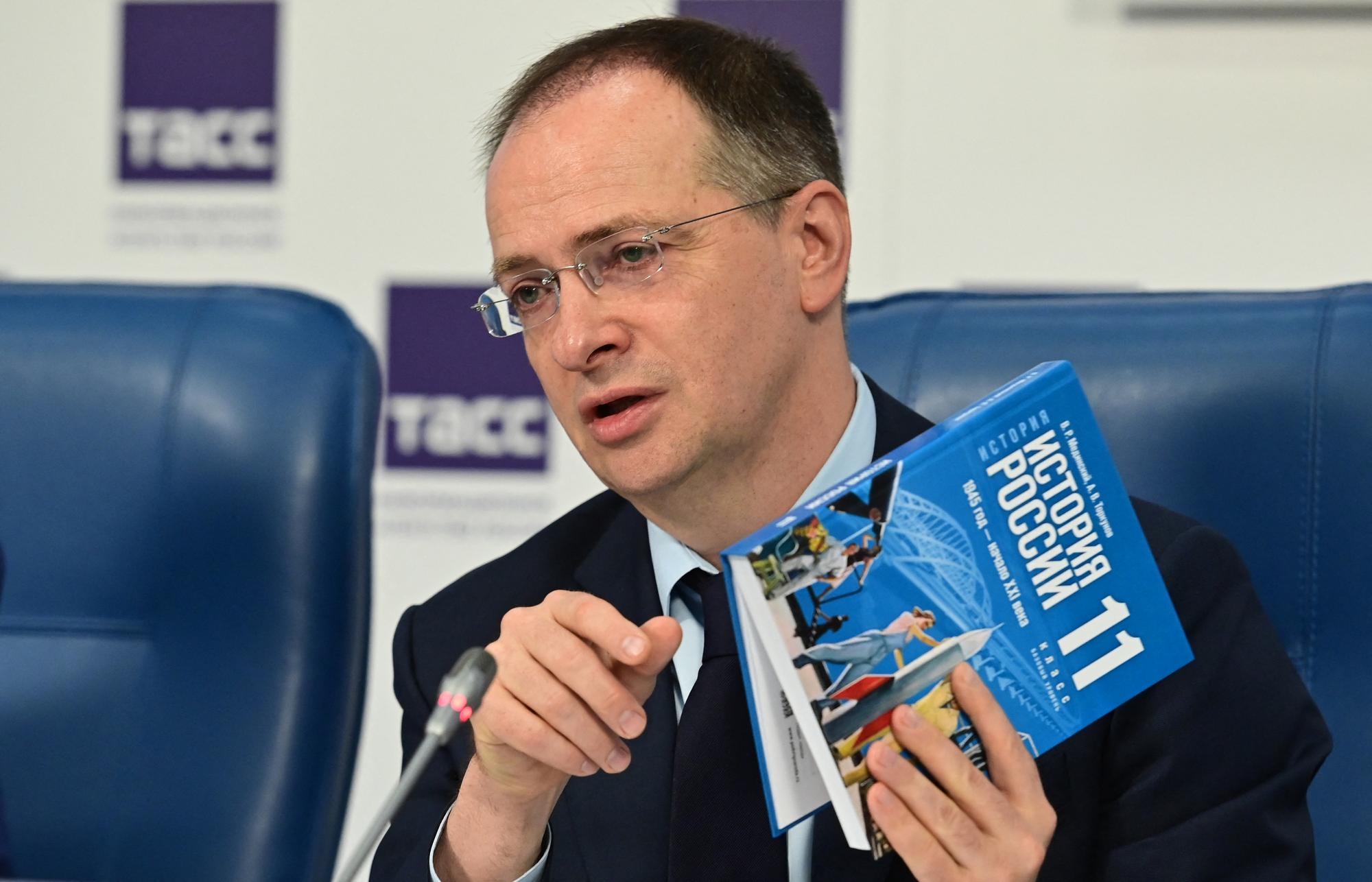 Vladimir Medinsky présente le nouveau manuel scolaire qui mentionne la guerre en Ukraine aux médias. [AFP - Yuri Kadobnov]
