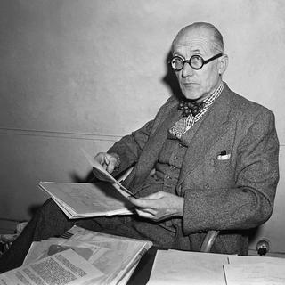 L'architecte suisse Le Corbusier, ici dans son bureau à Paris le 18 janvier 1949. [Keystone - AP Photo]