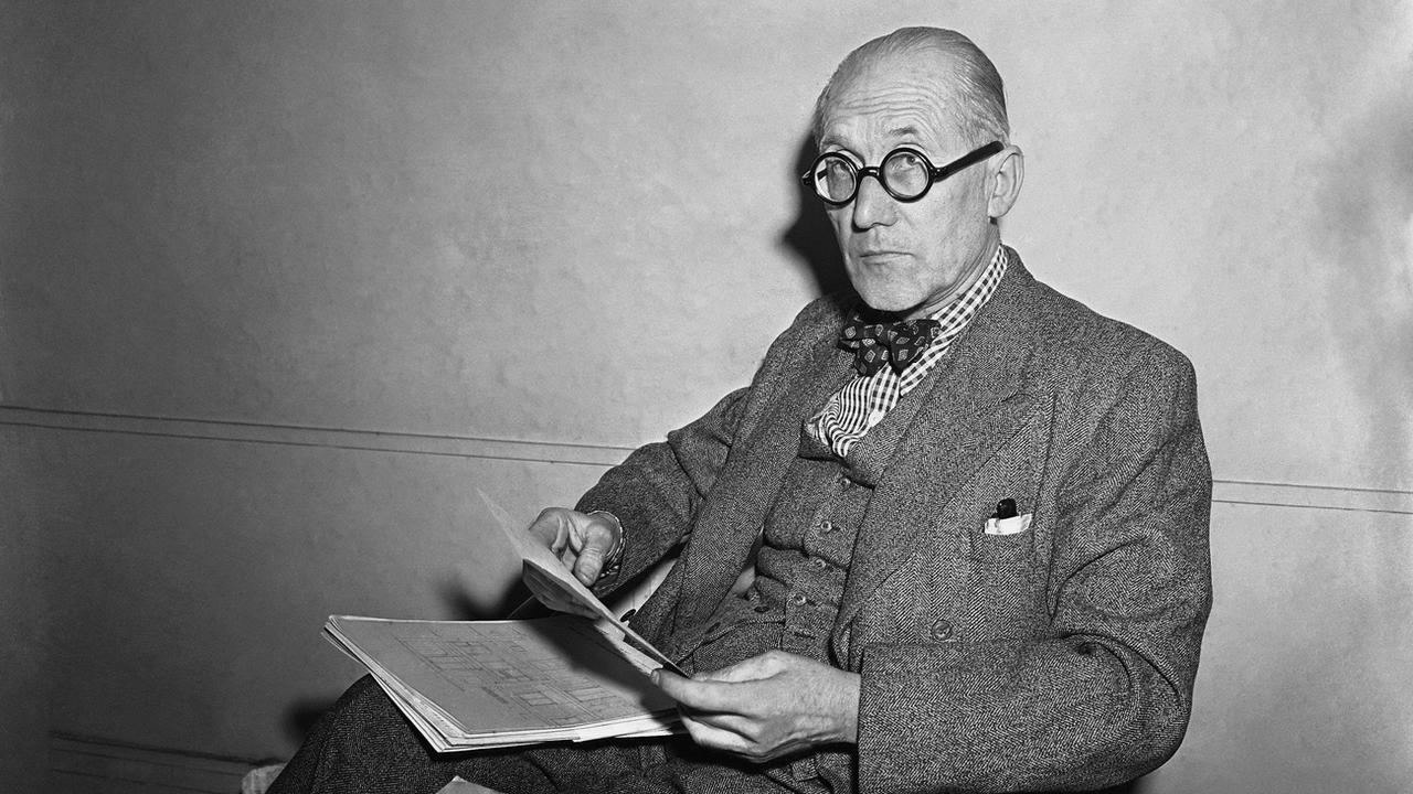 L'architecte suisse Le Corbusier, ici dans son bureau à Paris le 18 janvier 1949. [Keystone - AP Photo]