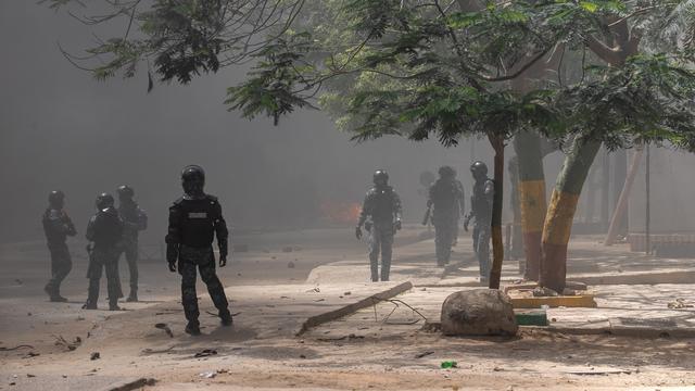 Les autorités sénégalaises ont déployé vendredi des forces armées dans Dakar, au lendemain d'un déchaînement de violence qui a fait neuf morts. [keystone - Jérôme Favre]