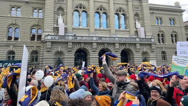 Manifestation à Berne contre les nouveaux tarifs de la physiothérapie voulue par le Conseil fédéral, le 17 novembre 2023. [RTS]