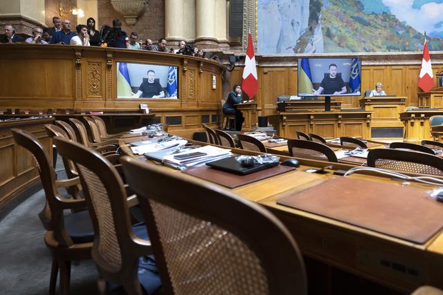 Les sièges vides de l'UDC, pendant l'allocution du président ukrainien Volodymyr Zelensky. [Keystone - Peter Klaunzer]