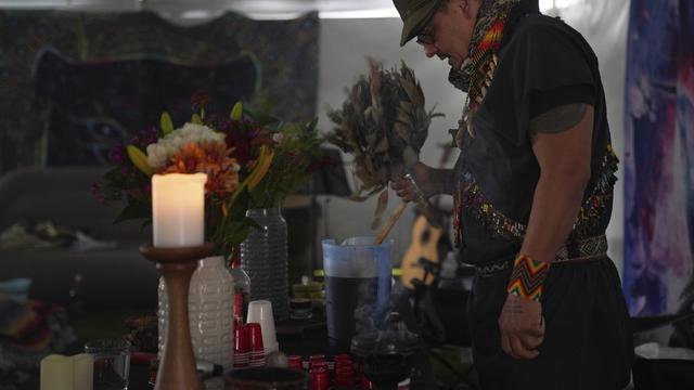 Un chaman colombien conduit la cérémonie de l'ayahuasca à la Hummingbird Church de Hildale, dans l’Utah. [AP/Keystone - Jessie Wardarski]