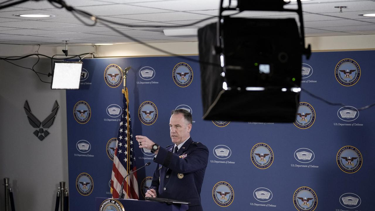 Le responsable du Pentagone Pat Ryder explique les détails de l'opération lors d'une conférence de presse. [AFP - Drew Angerer]