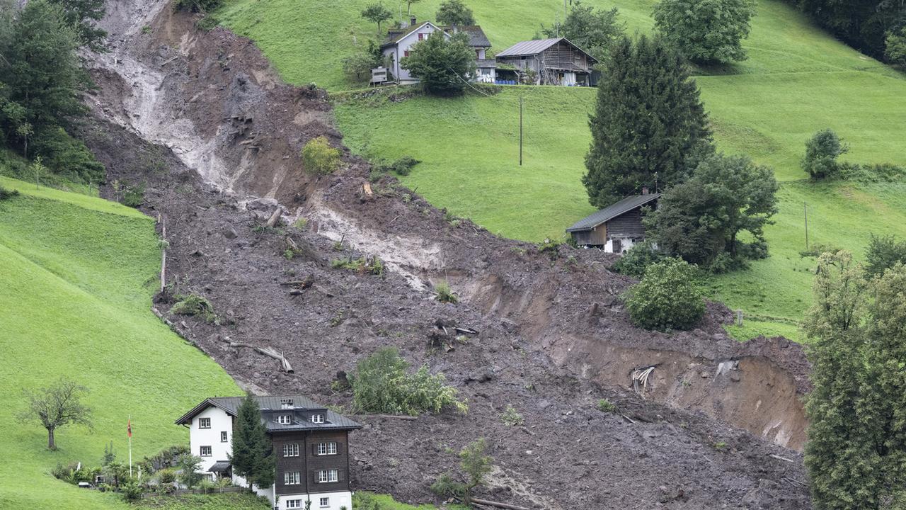 Un nouveau glissement de terrain s'est produit dans la nuit à Schwanden (GL). [Keystone - Ennio Leanza]