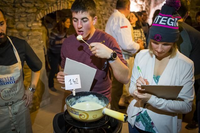 Les fondues sont évaluées sur cinq critères lors du Mondial de la fondue (ici en 2019). [Keystone - Jean-Christophe Bott]