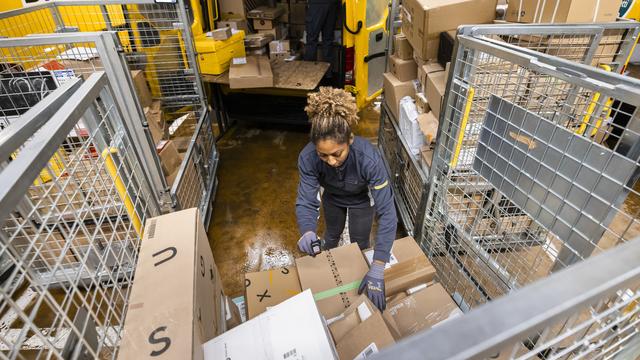 Plus de 21 millions de colis ont été distribués par la Poste durant la période de l'Avent. [Keystone - Michael Buholzer]