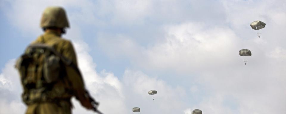 Des parachutistes de l'armée israélienne photographiés en 2016. [Keystone]