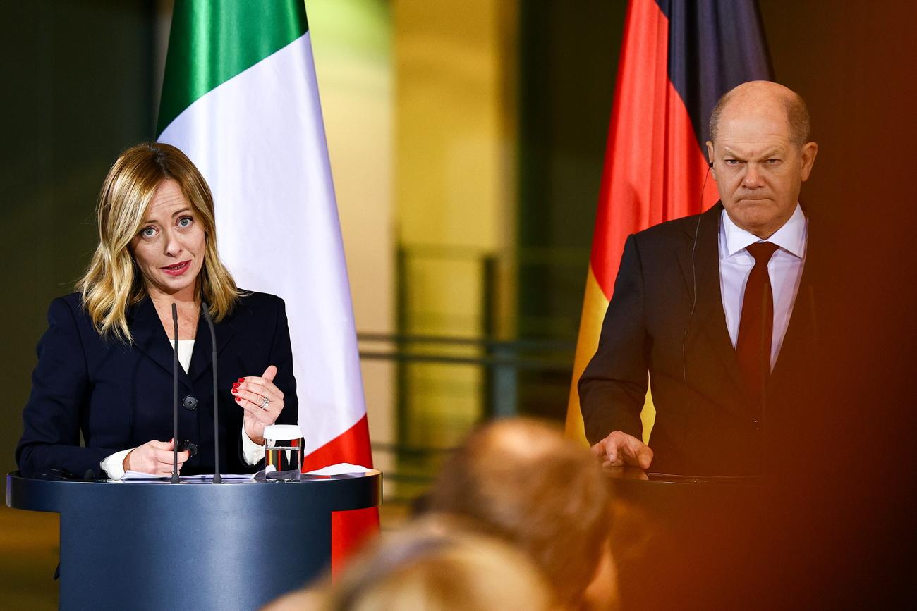 Le chancelier allemand Olaf Scholz et la Première ministre italienne Giorgia Meloni, le 22 novembre 2023 à Berlin. [KEYSTONE - FILIP SINGER]