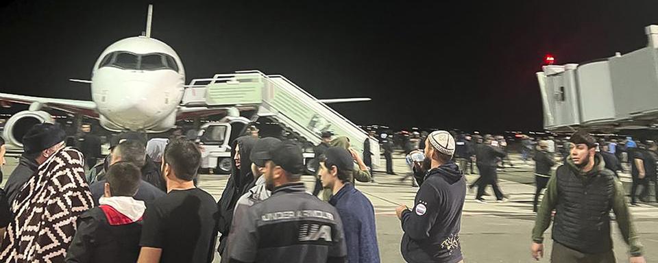 Des manifestants anti-Israël ont pris d'assaut un avion arrivant de Tel-Aviv. [AP Photo / Keystone]