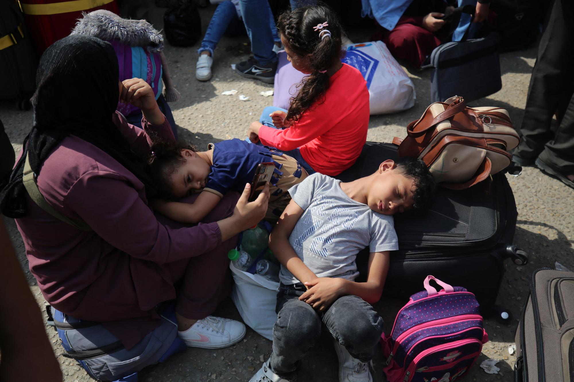 Des familles, parfois binationales, attendent de pouvoir quitter le territoire palestinien. [AFP - Majdi Fathi/NurPhoto]