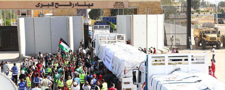 Samedi 21 octobre: des camions d'aide humanitaire entrent dans la bande de Gaza au 15e jour de guerre entre Israël et le Hamas. [Keystone - EPA/Khaled Elfiqi]