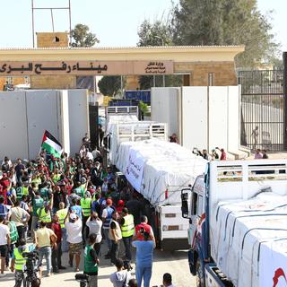 Samedi 21 octobre: des camions d'aide humanitaire entrent dans la bande de Gaza au 15e jour de guerre entre Israël et le Hamas. [Keystone - EPA/Khaled Elfiqi]