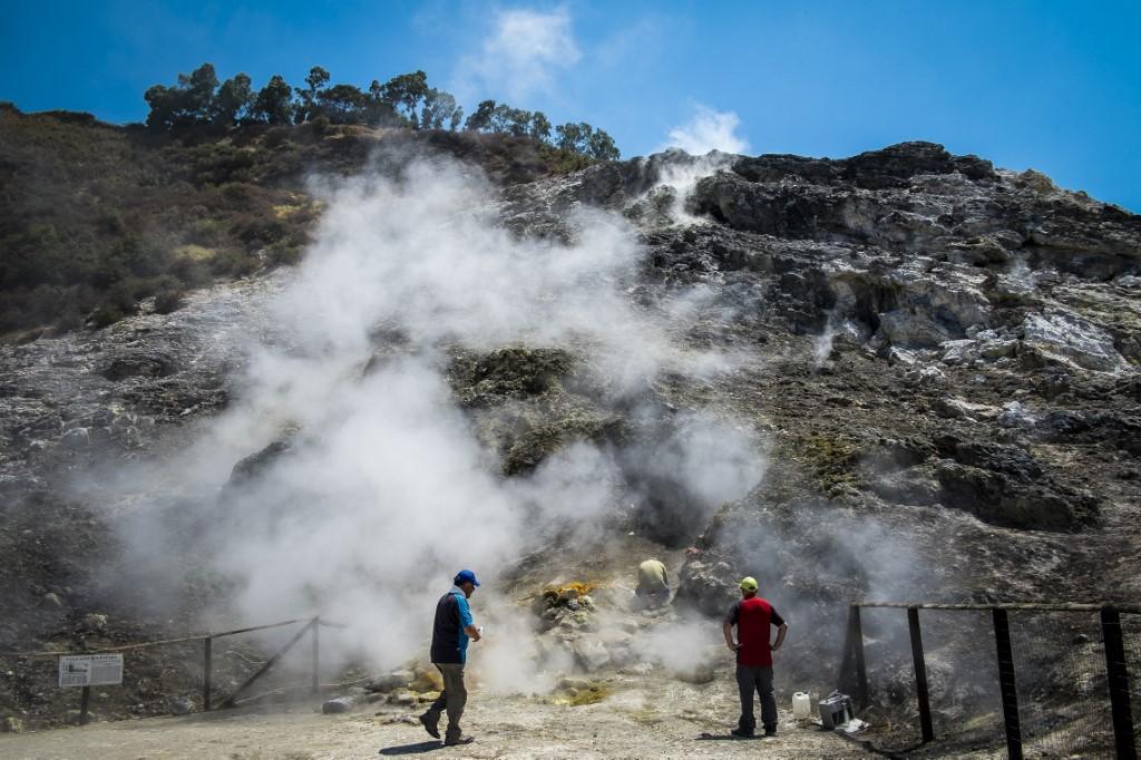 Des équipes de l'Institut italien de géophysique et de vulcanologie (INGV) effectuent des mesures mensuelles près de la Bocca Grande à Pouzzoles, en juillet 2017. La Solfatare de Pouzzoles est l'un des volcans les plus intéressants des Campi Flegrei, une région située au nord de Naples et composée d'une quarantaine d'anciens volcans. [AFP - Giuseppe Ciccia / NurPhoto]
