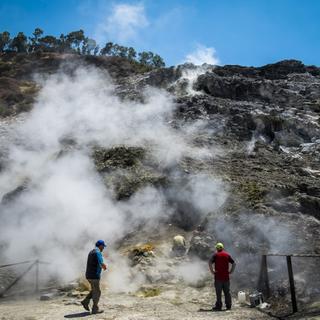 Des équipes de l'Institut italien de géophysique et de vulcanologie (INGV) effectuent des mesures mensuelles près de la Bocca Grande à Pouzzoles, en juillet 2017. La Solfatare de Pouzzoles est l'un des volcans les plus intéressants des Campi Flegrei, une région située au nord de Naples et composée d'une quarantaine d'anciens volcans. [AFP - Giuseppe Ciccia / NurPhoto]