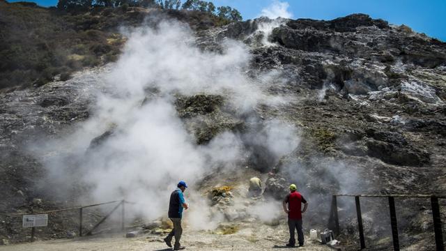 Des équipes de l'Institut italien de géophysique et de vulcanologie (INGV) effectuent des mesures mensuelles près de la Bocca Grande à Pouzzoles, en juillet 2017. La Solfatare de Pouzzoles est l'un des volcans les plus intéressants des Campi Flegrei, une région située au nord de Naples et composée d'une quarantaine d'anciens volcans. [AFP - Giuseppe Ciccia / NurPhoto]