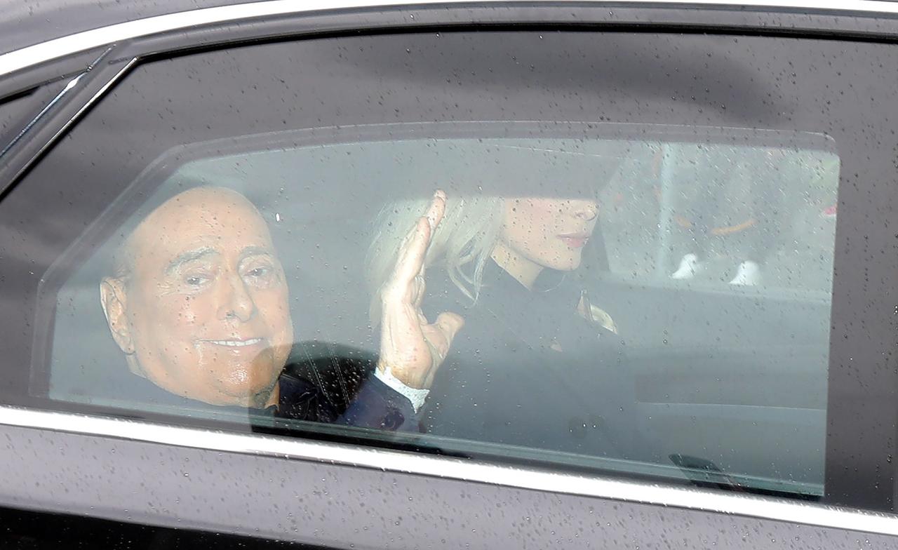 19 mai 2013: Silvio Berlusconi à sa sortie de l'hôpital. [afp - EPA/Matteo Bazzi]