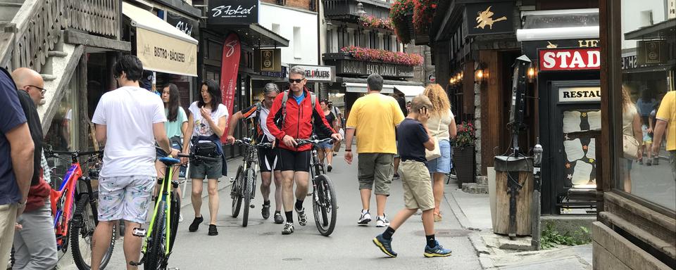 Comment répliquer face aux pics de tourisme en Suisse durant la période estivale? [RTS - Joëlle Cachin/Guillaume Rey]