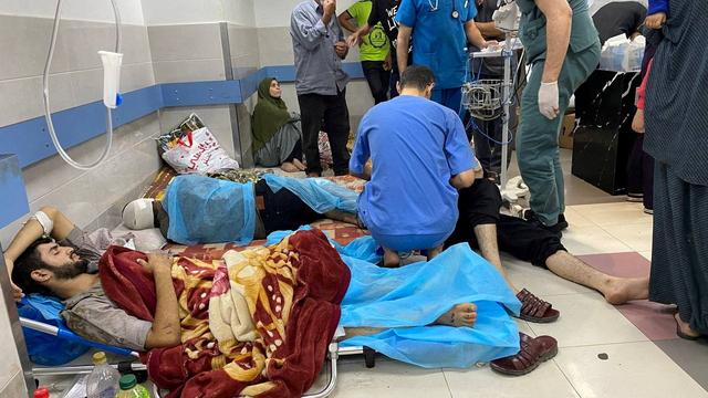 Des blessés soignés à même le sol dans l'hôpital al-Shifa à Gaza. [Reuters]