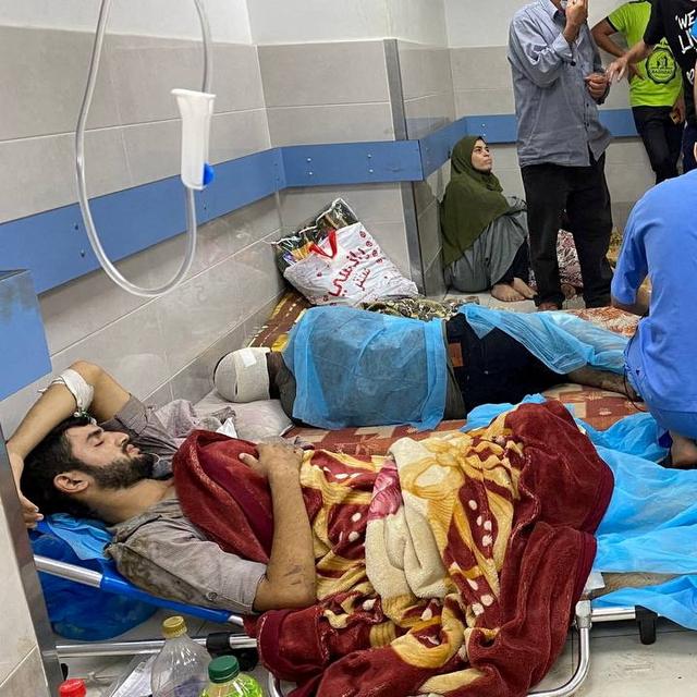 Des blessés soignés à même le sol dans l'hôpital al-Shifa à Gaza. [Reuters]