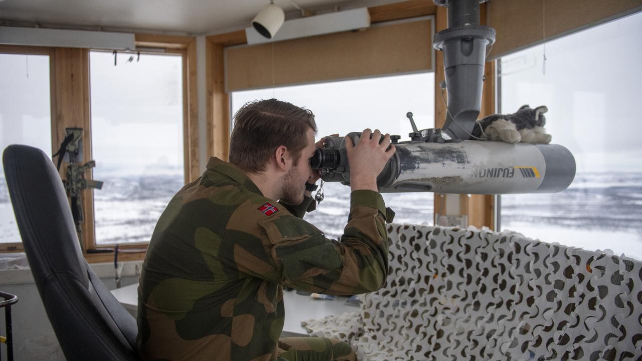 Un soldat norvégien observe la frontière russe depuis Kirkenes. [Keystone/NTB via AP - Annika Byrde]