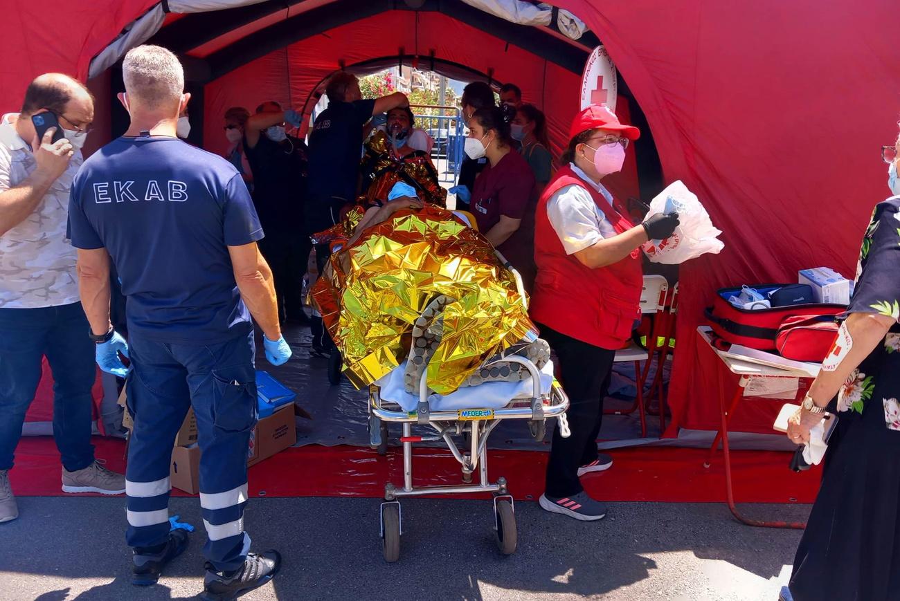 Des rescapés ont été pris en charge par le service d'urgence grec et des membres de la Croix rouge, à Kalamata [Keystone - Bougiotis Evangelos/EPA]
