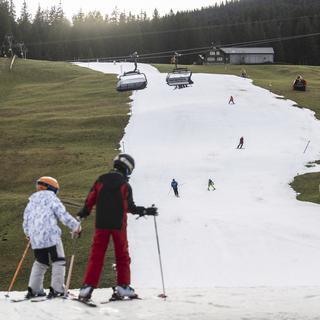 Mercredi 4 janvier: des skieurs sur une piste de neige artificielle à Wildhaus. Les pistes se situent entre 1020 et 2076 mètres d'altitude dans le canton de St-Gall. [Keystone via AP - Gian Ehrenzeller]