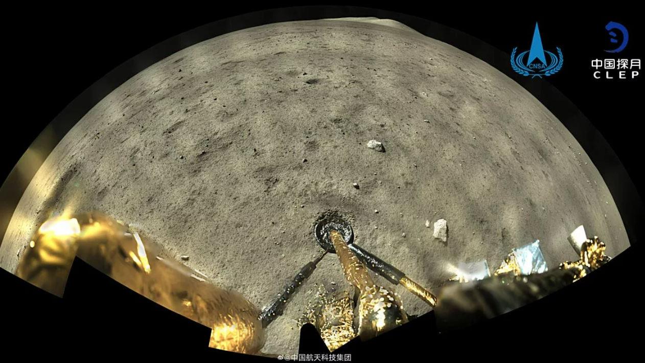 Un panorama lunaire capturé par Chang'e-5 juste après s'être posé dans Oceanus Procellarum (L'Océan des Orages), le 1er décembre 2020. [CLEP - CNSA]