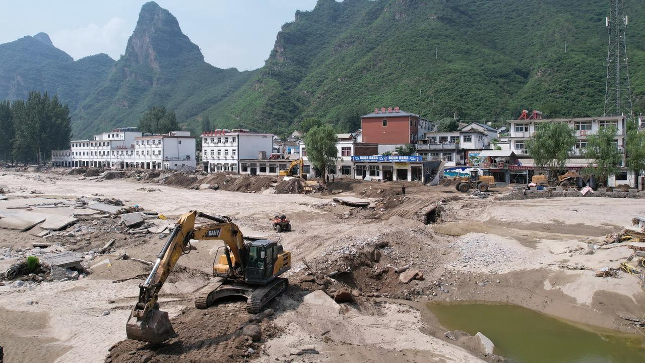 Le déblaiement est à l'oeuvre dans la province de Hebei, dans le nord de la Chine, après des inondations qui ont fait plusieurs dizaines de morts. [EPA/Xinhua/Keystone - Yang Shiyao]