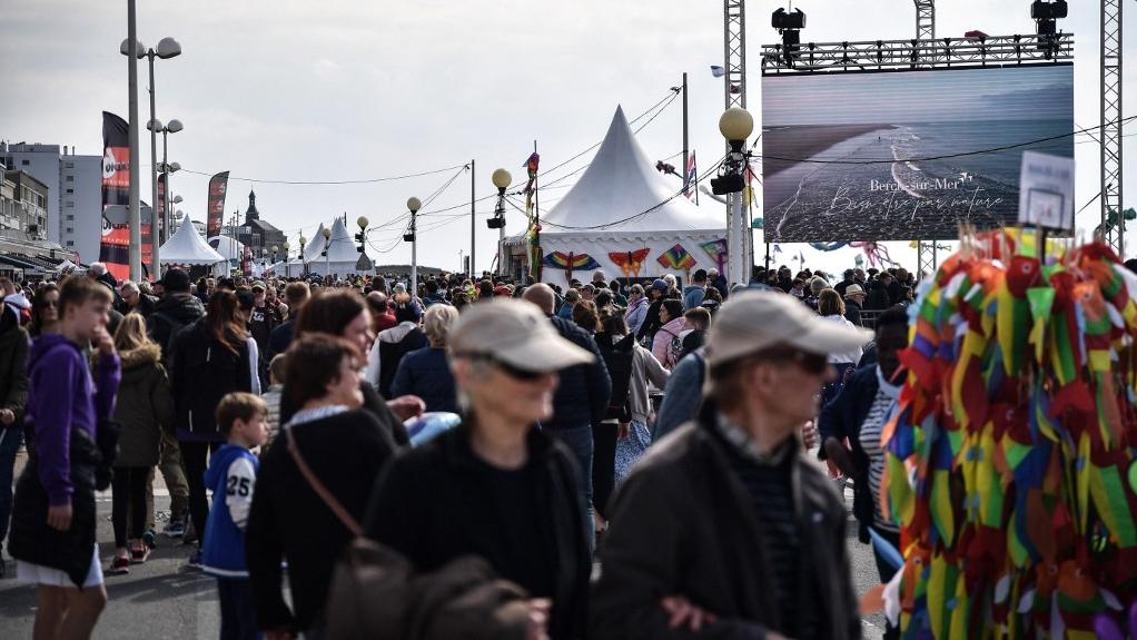 Les piétons ont été renversés à l'extérieur de la zone sanctuarisée dans le cadre des rencontres internationales de cerf-volants de Berck-sur-Mer, dans le nord de la France. [Firas Abdullah / Anadolu Agency]