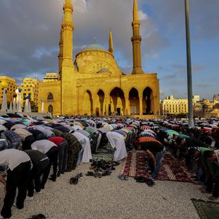 Des musulmans réunis dans une mosquée de Beyrouth, au Liban, pour fêter l'Aïd el Fitr, qui correspond à la fin du ramadan (image d'illustration). [Keystone - EPA/Nabil Mounzer]