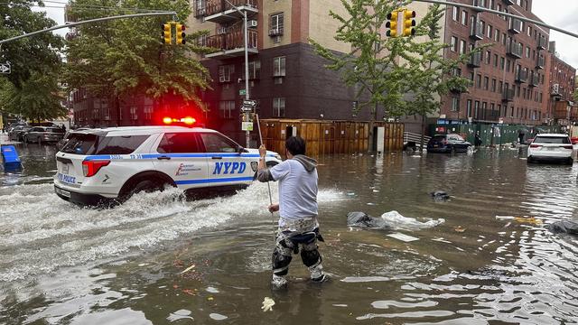 New York inondée et en partie paralysée par des pluies torrentielles. [KEYSTONE - JAKE OFFENHARTZ]