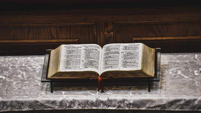 La bible dans la chaire d'une église. [Depositphotos - ©Dhdezvalle]