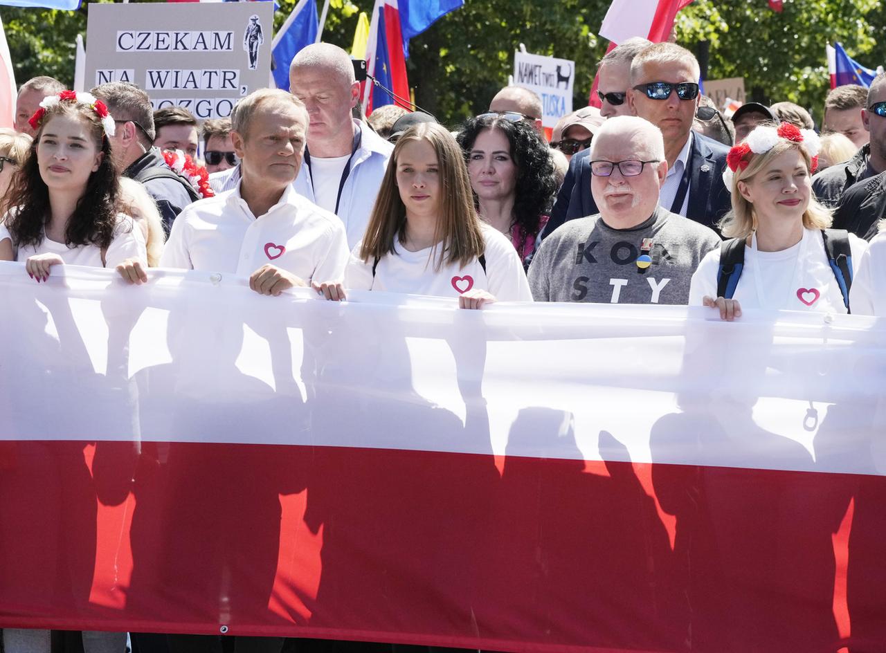 En tête du cortège, Donald Tusk, leader du parti centriste d'opposition (second depuis la gauche), et Lech Walesa, leader du premier syndicat libre du monde communiste et prix Nobel de la paix (second depuis la droite). [AP Photo - Czarek Sokolowski]